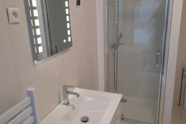 Kamar Double Comfort | Kamar mandi | Perlengkapan mandi gratis, pengering rambut, jubah mandi, dan handuk