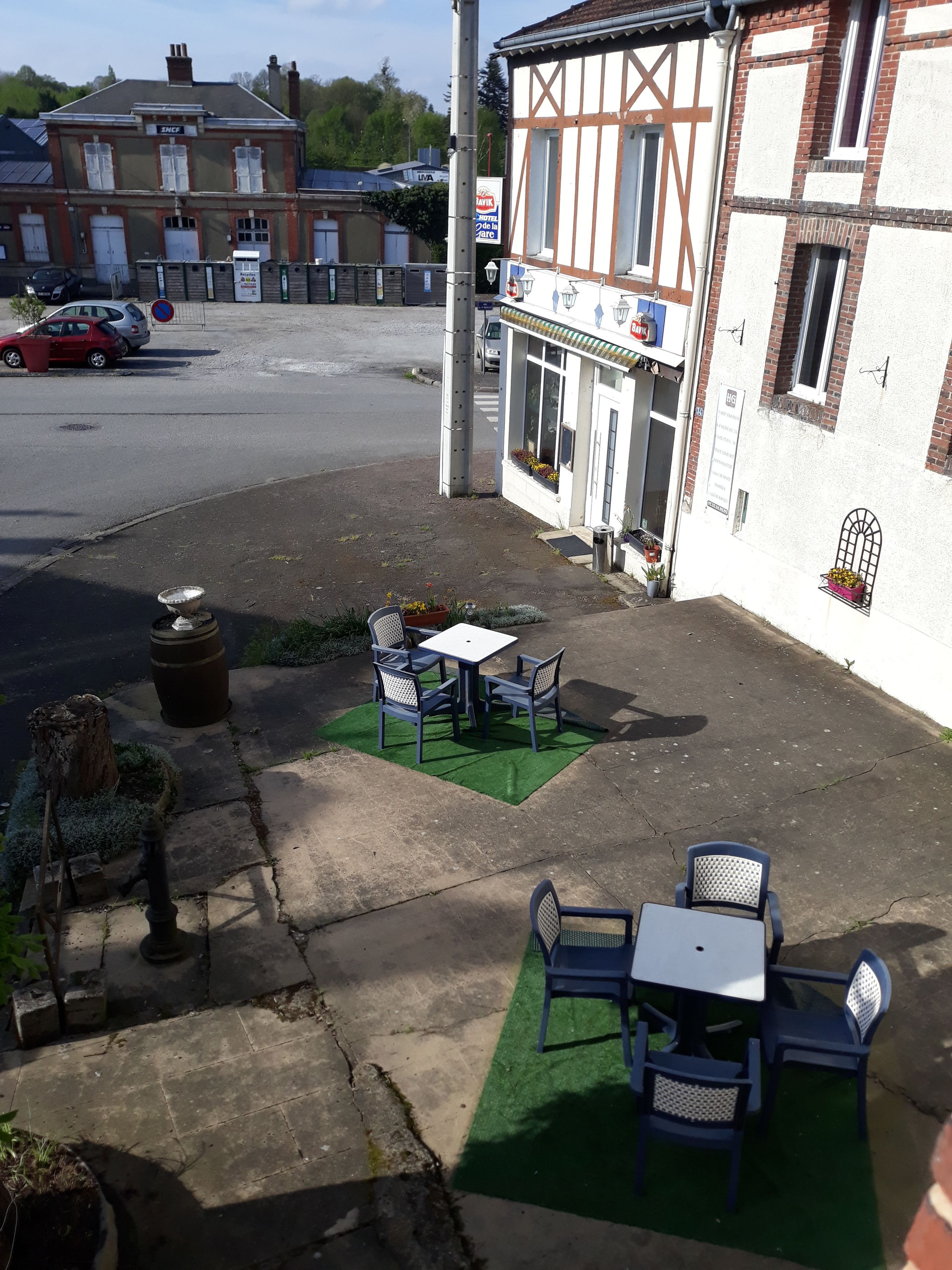 A courtyard with outdoor seating and a building with a sign for 'Javik Hotel'.