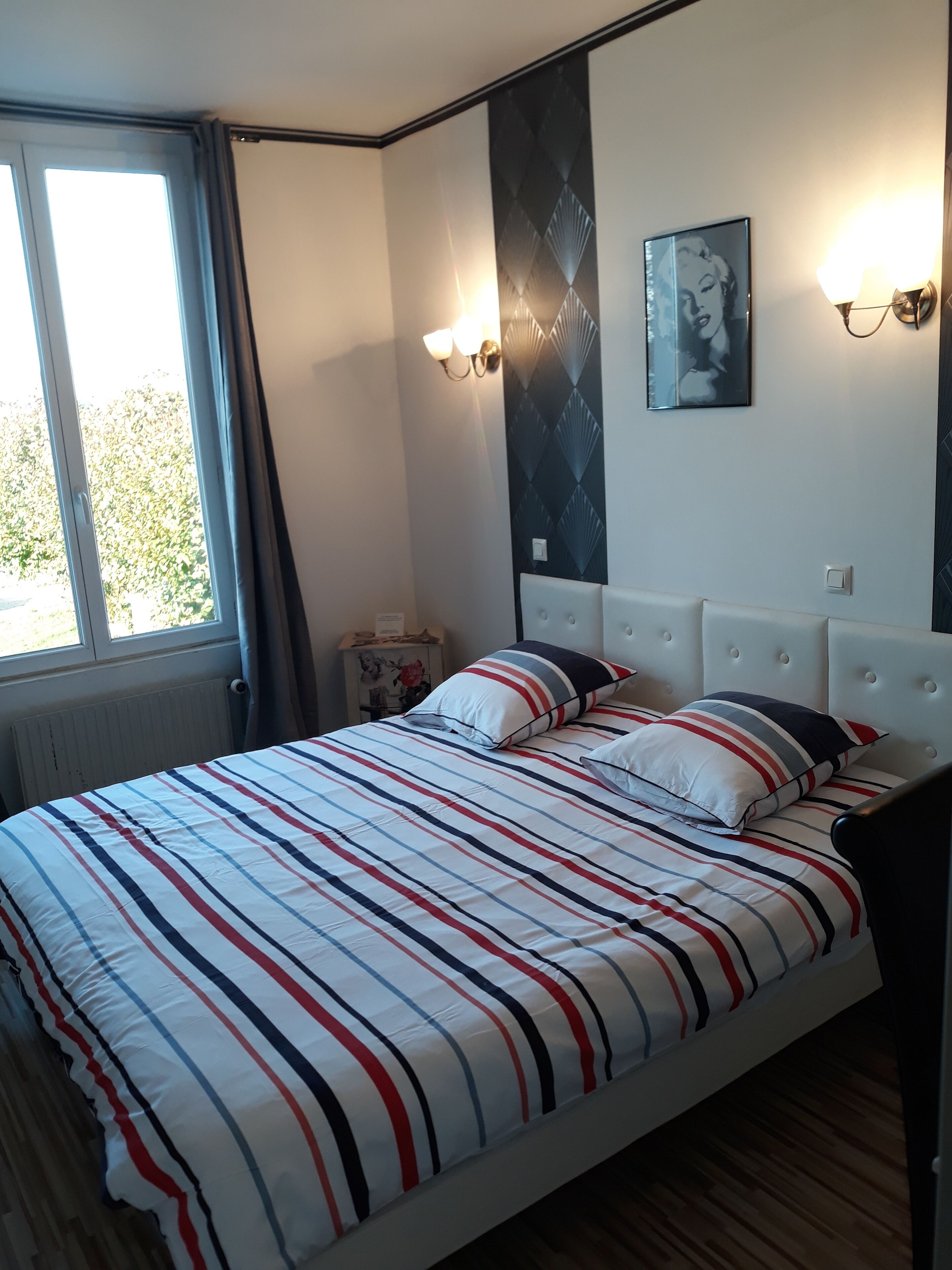 华丽双人房 | 高档床上用品、特色装修、特色家居、办公桌