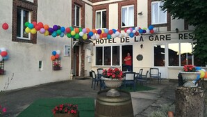 A hotel with a sign reading "HOTEL DE LA GARE RESORT". - Hôtel de la Gare (Sainte-Gauburge-Sainte-Colombe)