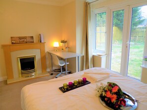 Classic Apartment, 4 Bedrooms | 1 bedroom, desk, free WiFi, bed sheets - Gilbert Homestay (Coventry)