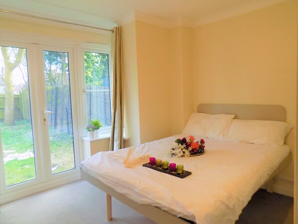 Classic Apartment, 4 Bedrooms | 1 bedroom, desk, free WiFi, bed sheets