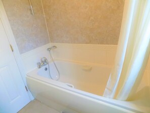 Classic Apartment, 4 Bedrooms | Bathroom - Gilbert Homestay (Coventry)