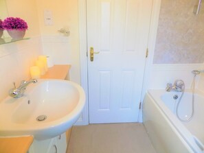 Classic Apartment, 4 Bedrooms | Bathroom | Free toiletries, towels - Gilbert Homestay (Coventry)