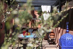 Outdoor dining - Villa Zahoua (Marrakech)
