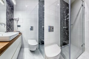 Appartement | Salle de bain | Douche, douche cascade, articles de toilette (gratuits)