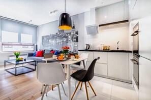 Departamento | Cocineta privada | Refrigerador con congelador, horno, parrilla de estufa y lavavajillas 