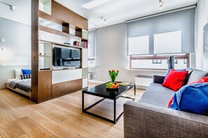 Apartment | Living room | 40-inch Smart TV with cable channels, TV