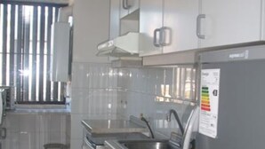 Appartement, 2 chambres, salle de bains privée | Cuisine privée | Réfrigérateur, micro-ondes, plaque de cuisson
