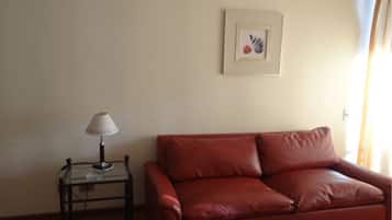 Departamento, 2 habitaciones, baño privado | Área de sala de estar | Televisión de pantalla plana
