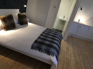 Junior Studio Suite, 1 King Bed with Sofa bed, Kitchenette, Partial Sea View | Blackout curtains, iron/ironing board, free WiFi