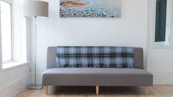 Studio Suite Junior, 1 giường cỡ king và sofa giường, bếp nhỏ, quang cảnh một góc biển | Khu phòng khách | TV màn hình phẳng 20-inch có truyền hình vệ tinh, TV