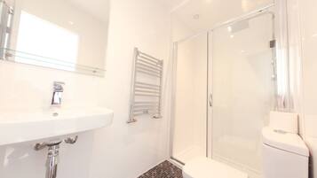 Chambre Confort avec lits jumeaux, 2 lits une place, coin cuisine | Salle de bain | Douche, articles de toilette gratuits, sĂšche-cheveux