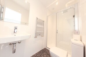 Comfort Twin Room, 2 Single Beds, Kitchenette | Bathroom | Shower, free toiletries, hair dryer, towels - Carrick Rooms (Port St Mary)