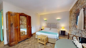 Comfort-Dreibettzimmer, eigenes Bad, Gartenblick (La chambre verte)