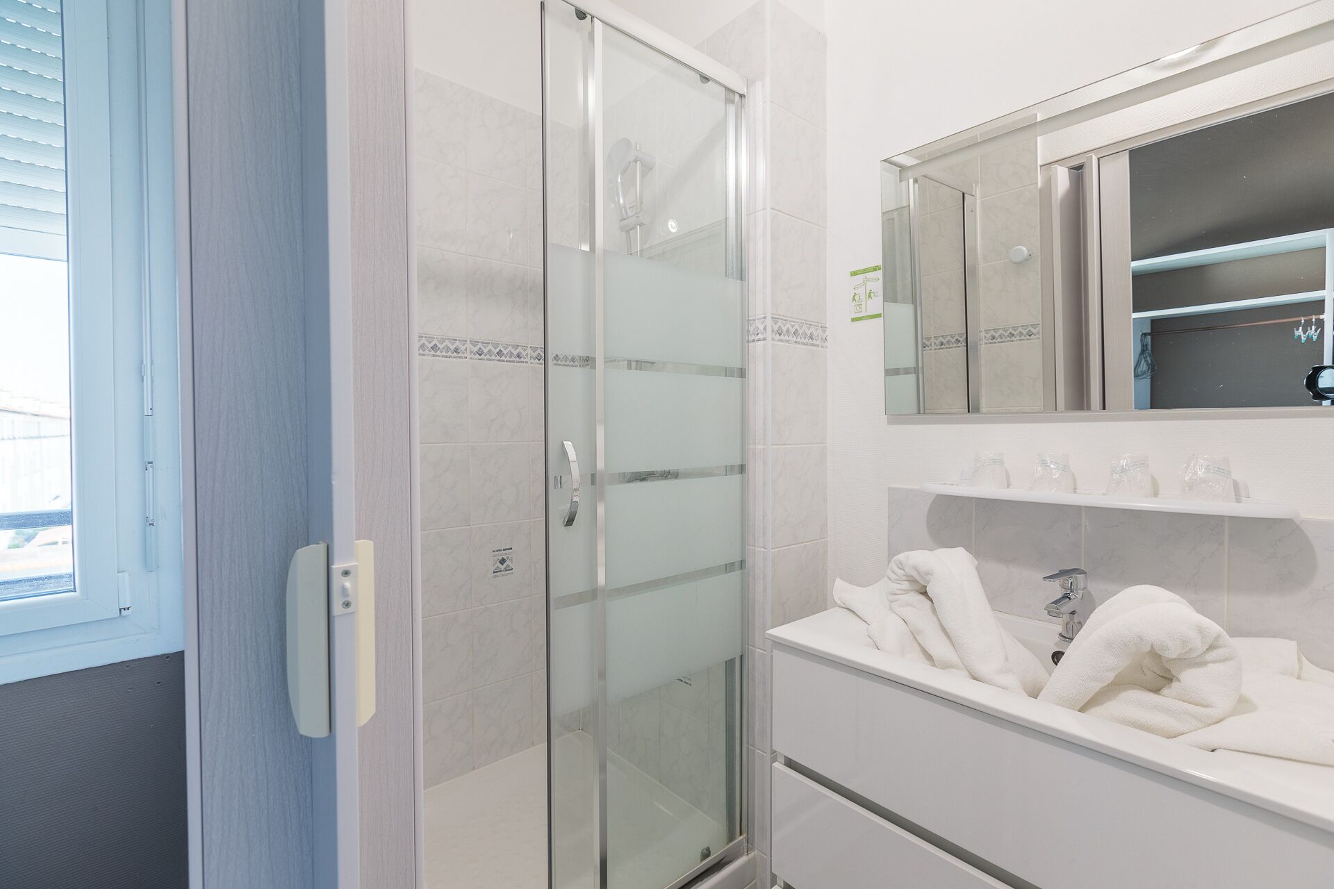 quadruple room | bathroom | shower, free toiletries, hair dryer, towels