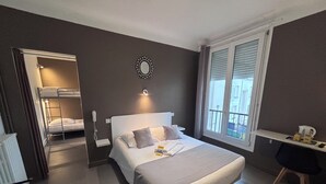 A hotel room with a bunk bed, a desk, and a large window. - Le Crystal Hôtel (Royan)