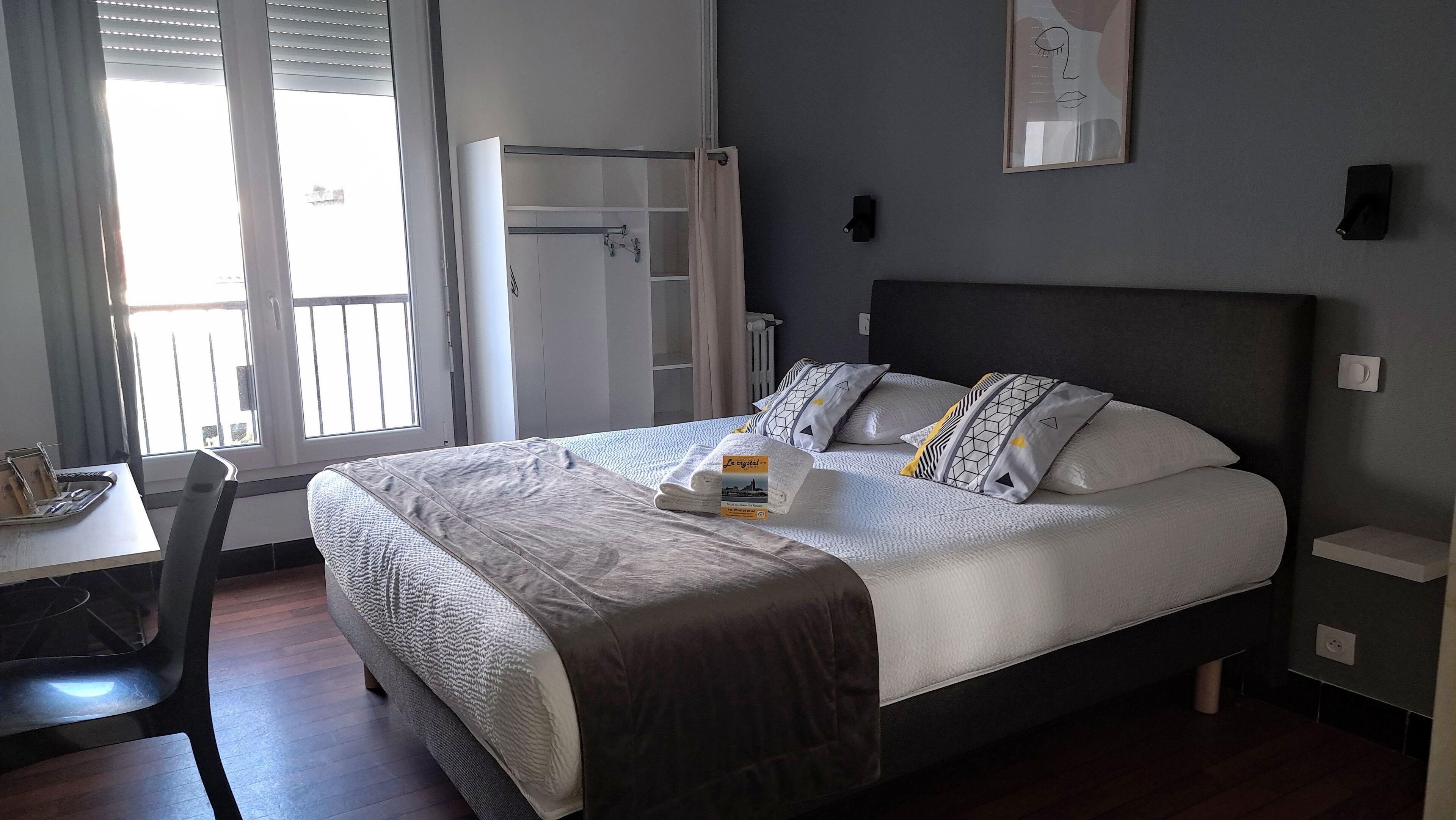 double room | 1 bedroom, individually decorated, individually furnished, desk