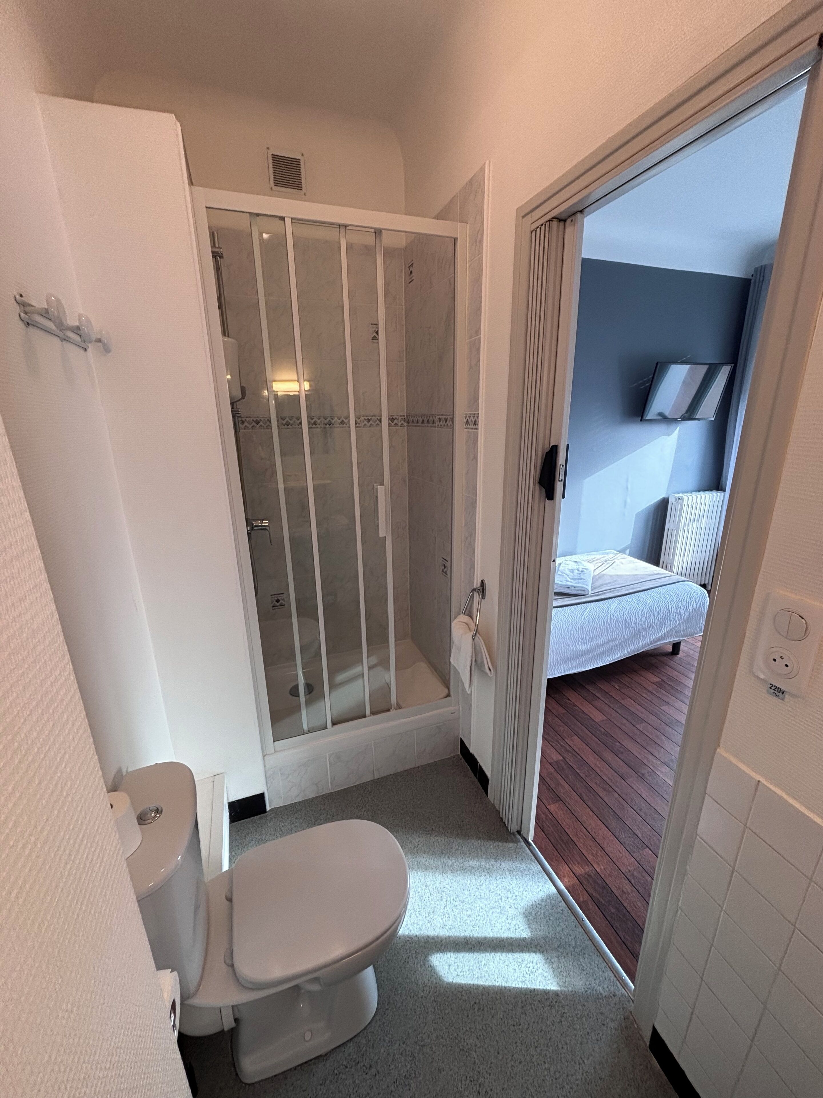 triple room | bathroom | shower, free toiletries, hair dryer, towels