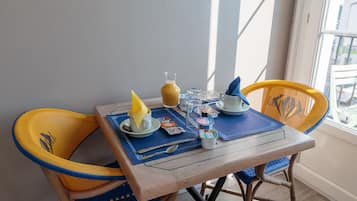 Desayuno continental (EUR 9.00 por persona)