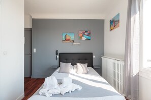 Habitación doble | Decoración personalizada, muebles diferentes y escritorio 