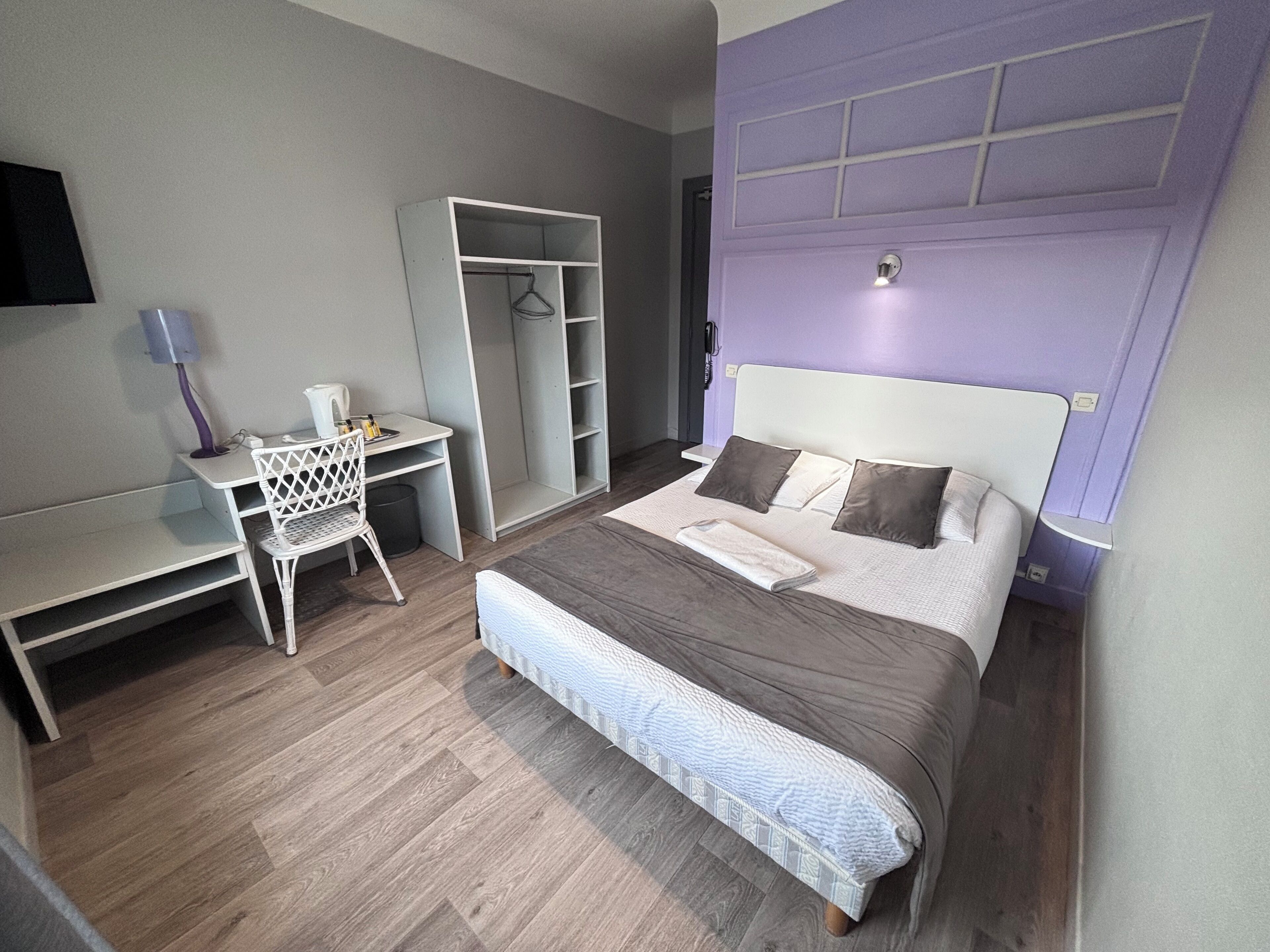 double room | 1 bedroom, individually decorated, individually furnished, desk