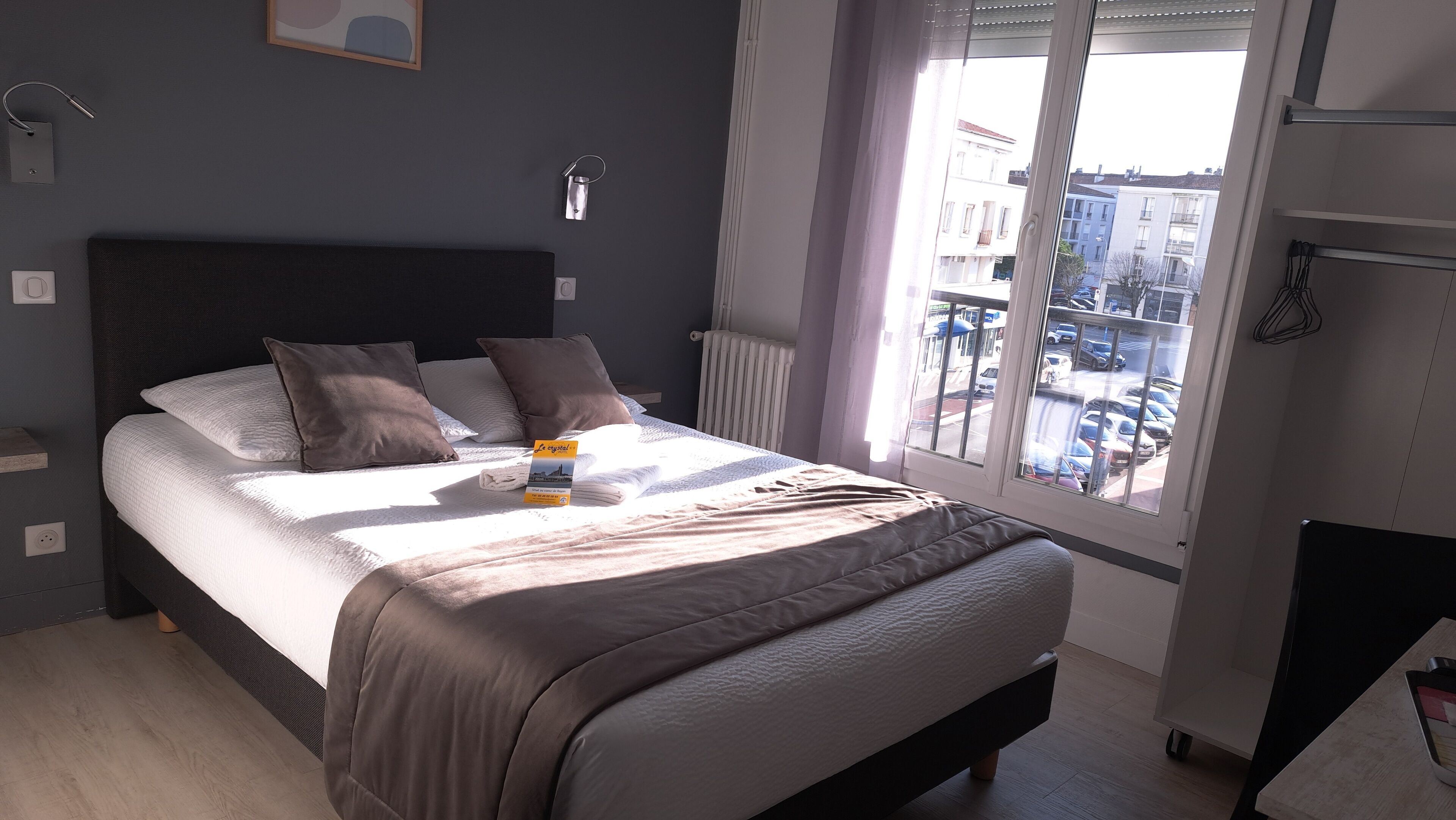 double room | 1 bedroom, individually decorated, individually furnished, desk