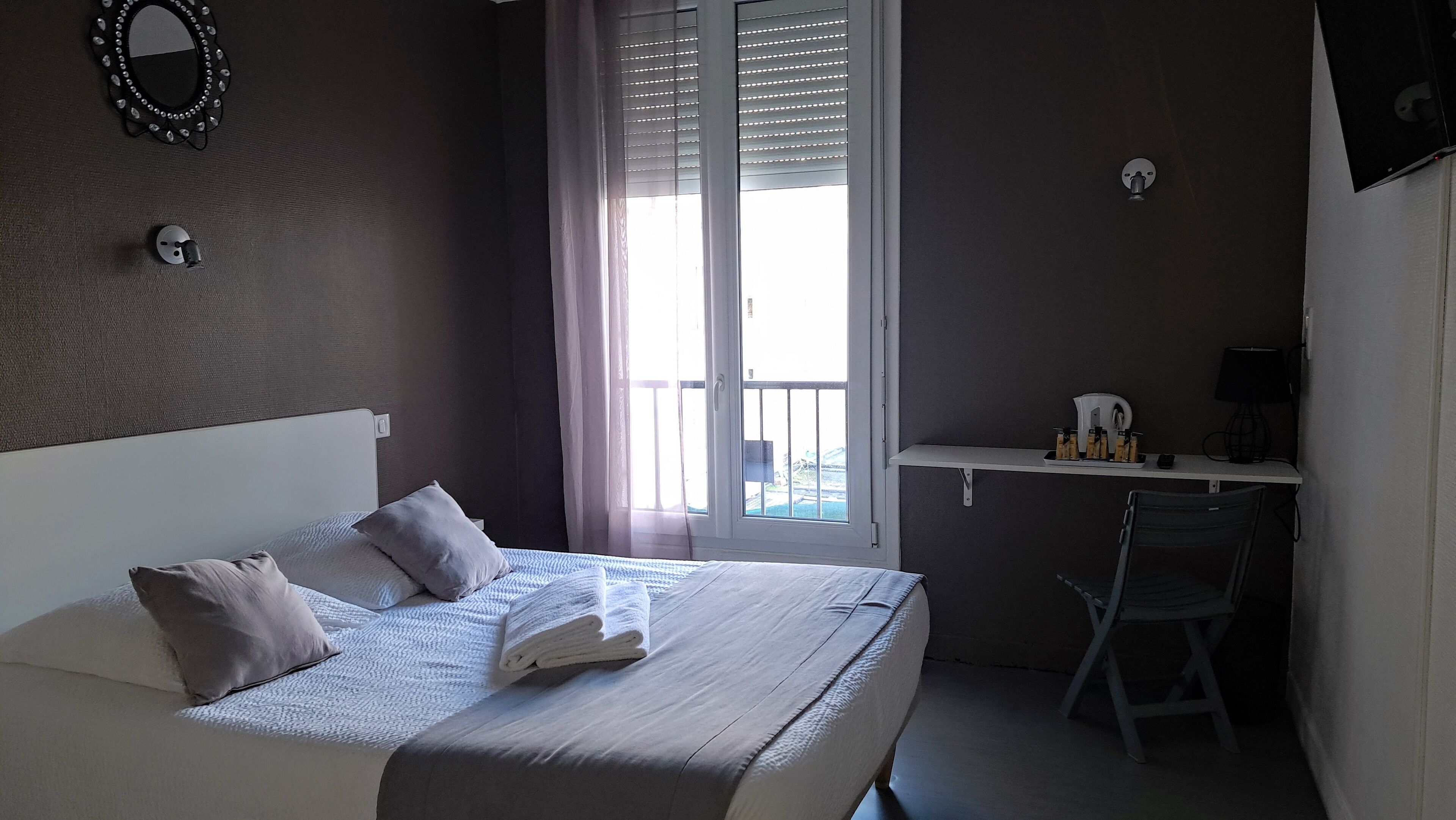 quadruple room | 1 bedroom, individually decorated, individually furnished, desk