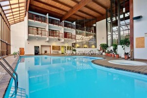 Una piscina cubierta, una piscina al aire libre