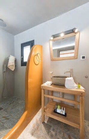 Villa tradicional, 1 habitación | Amenidades de baño | Regadera, regadera tipo lluvia, amenidades de baño de diseñador 