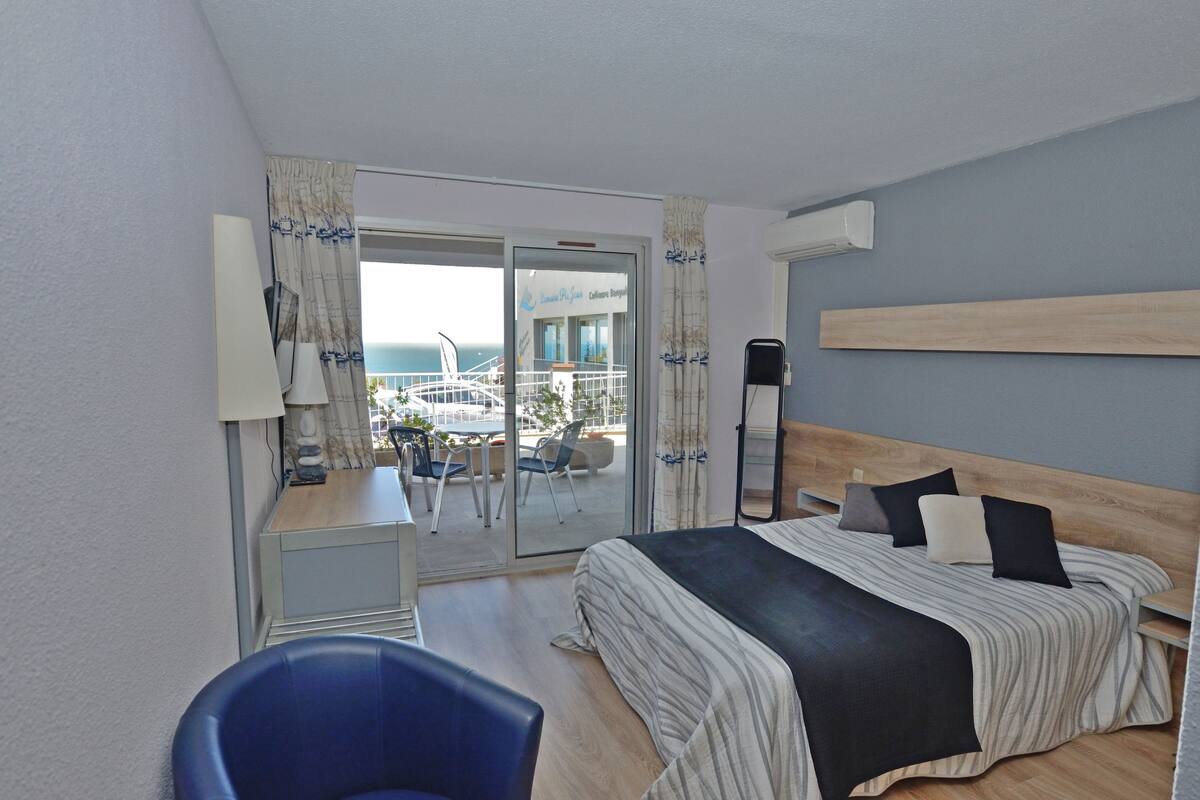 Blackout curtains, soundproofing, iron/ironing board, free WiFi