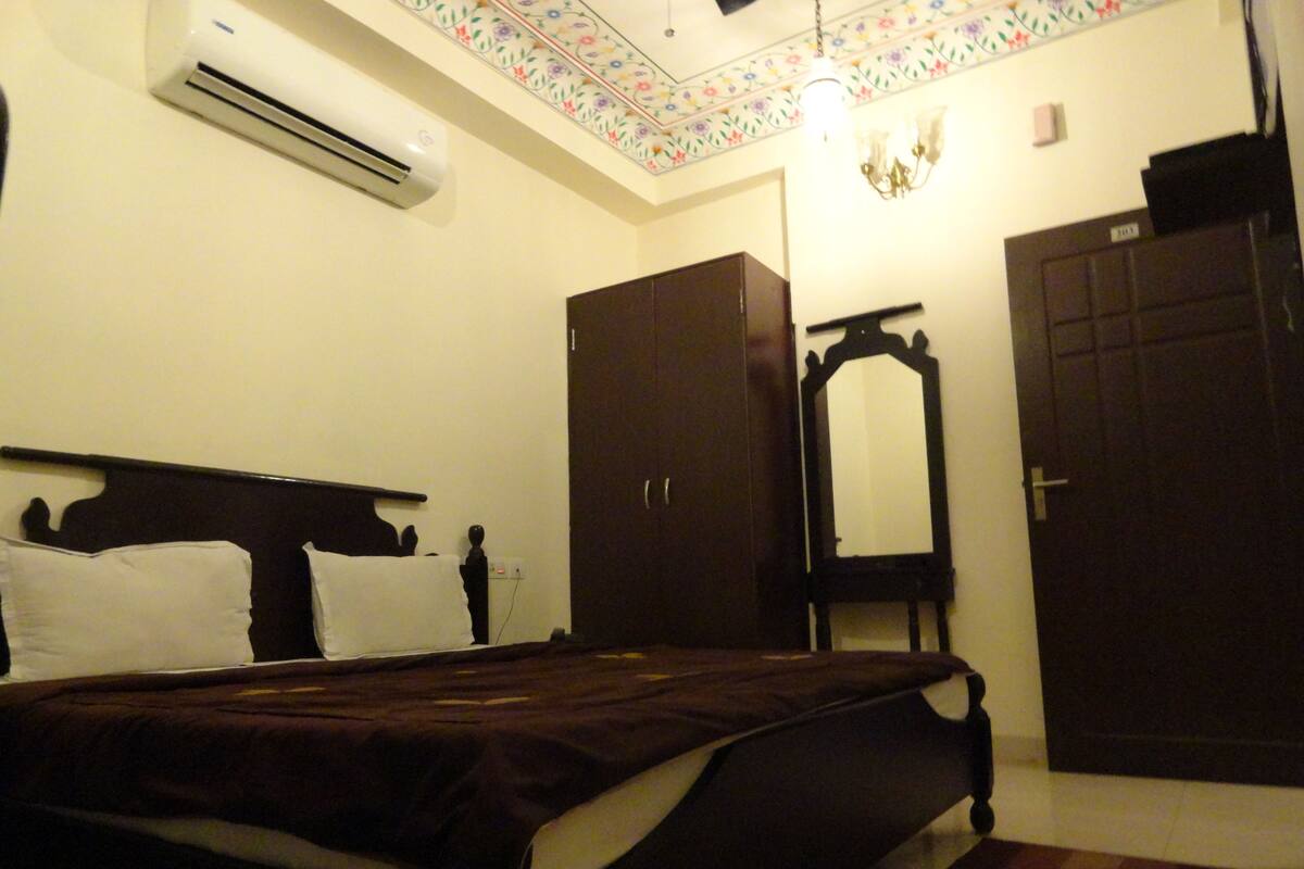 Deluxe Double Room, Mountain View | 1 bedroom, premium bedding, in-room safe, desk