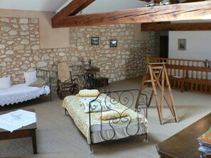 Habitación triple | Ropa de cama de alta calidad y decoración individual