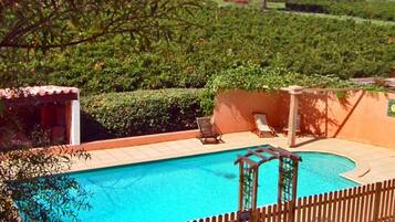 Piscine extérieure, parasols de plage, chaises longues