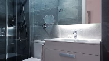 Suite junior, 1 cama King size | Baño | Regadera y toallas