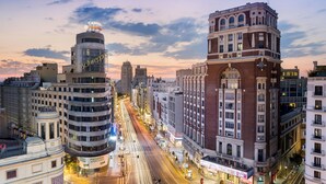 Un paisaje urbano con un edificio destacado con el rótulo