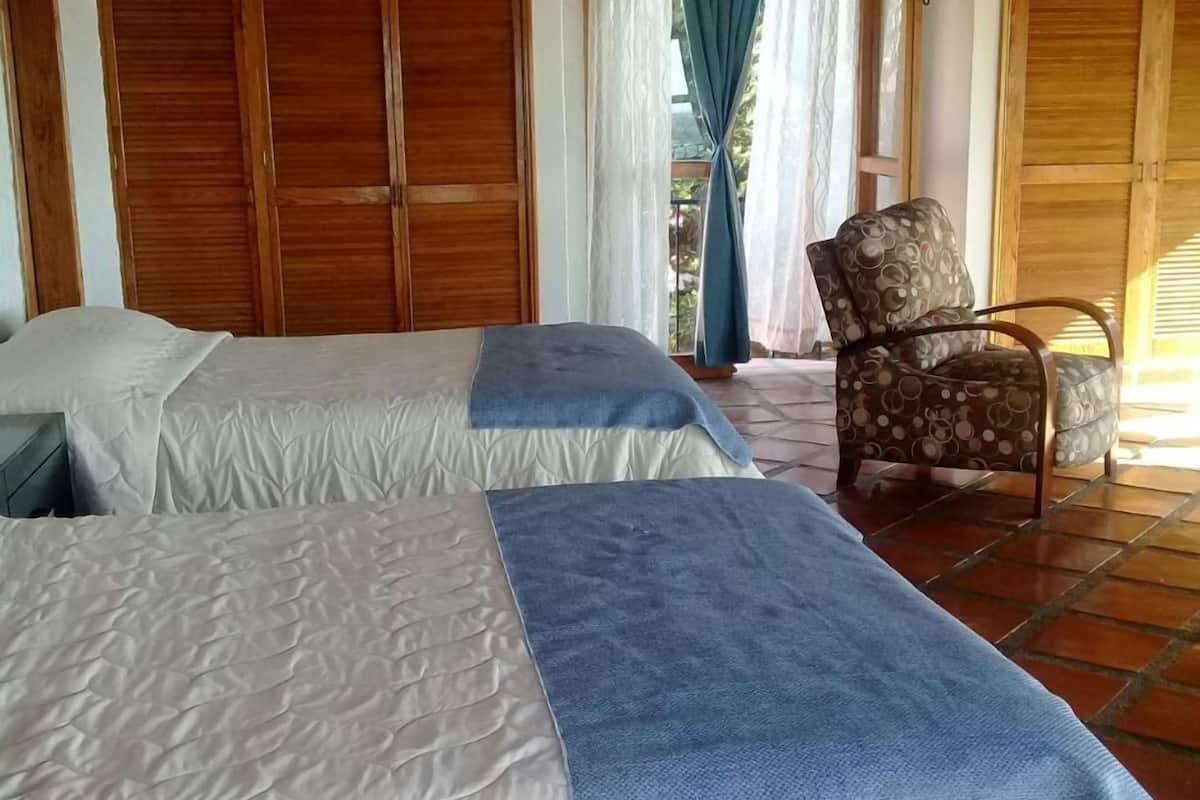 Quarto, 2 camas de casal | Ferros/tábuas de passar roupa, Wi-Fi de cortesia