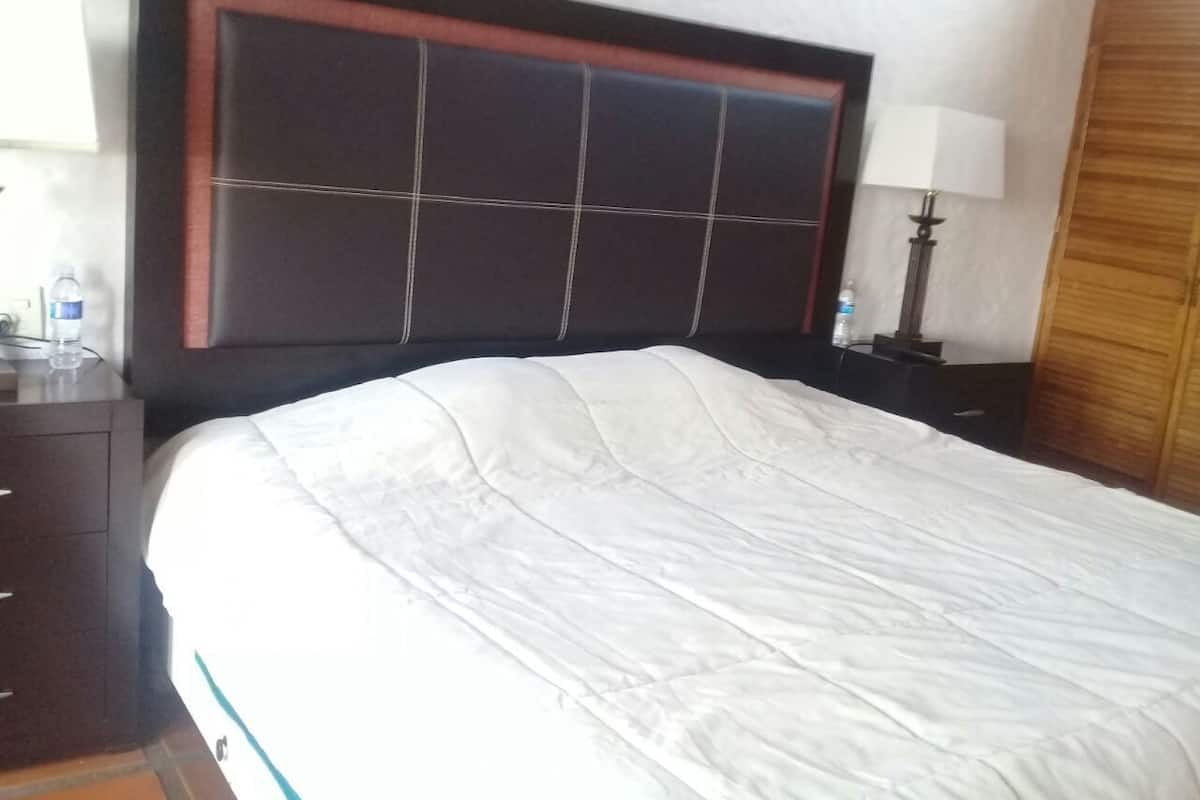 Quarto, 1 cama King | Ferros/tábuas de passar roupa, Wi-Fi de cortesia