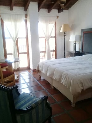 Quarto, 1 cama King | Ferros/tábuas de passar roupa, Wi-Fi de cortesia