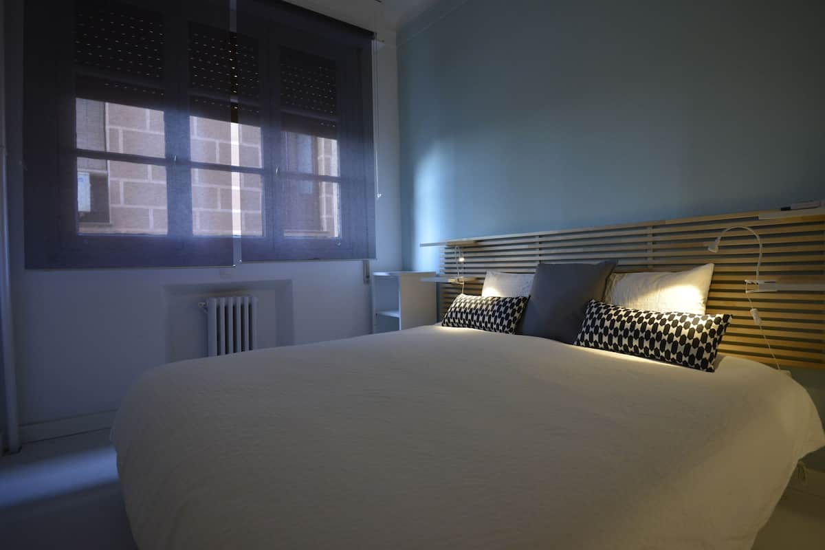 Blackout drapes, free WiFi, bed sheets