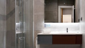 Junior Suite, 1 King Bed | Bathroom | Shower, free toiletries, towels - Woohoo Rooms Chueca (Madrid)