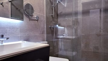 Familie suite | Badkamer | Een douche, gratis toiletartikelen, handdoeken