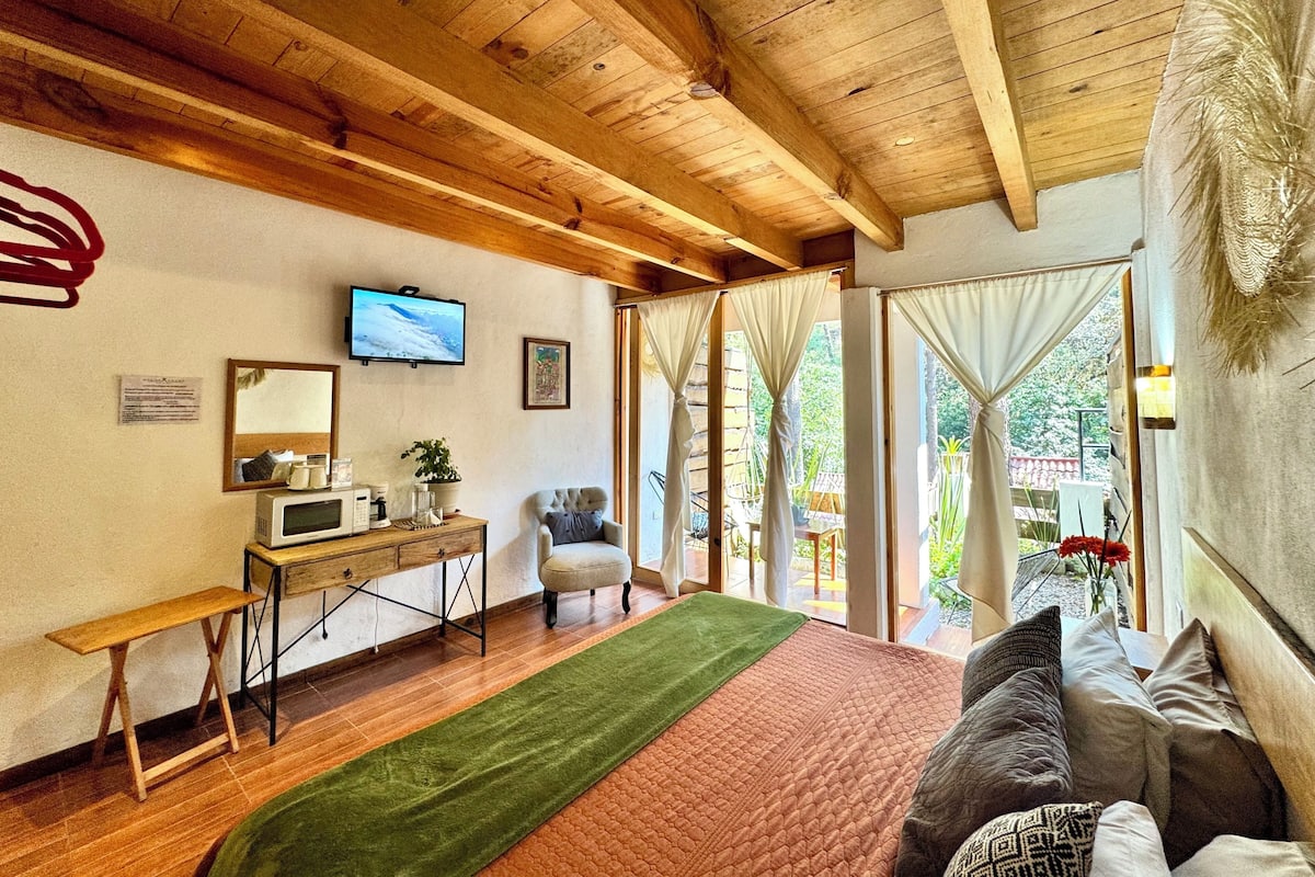 Deluxe Room | Desk, laptop workspace, bed sheets