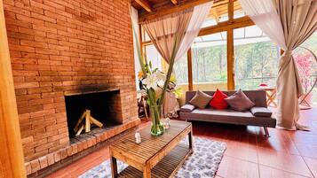 32 inci televisyen skrin rata dengan digital