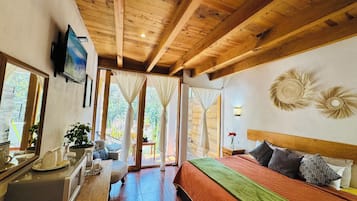 Habitación Deluxe | Área de sala de estar | Televisión de pantalla plana de 32 pulgadas con canales digitales