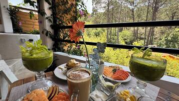 Desayuno a la carta todos los días (con cargo)