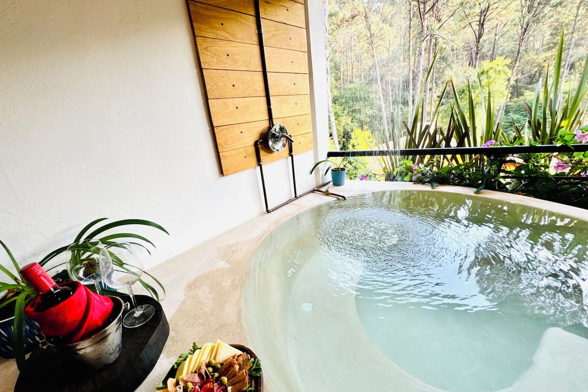 Suite, Hot Tub, Garden View | Private spa tub