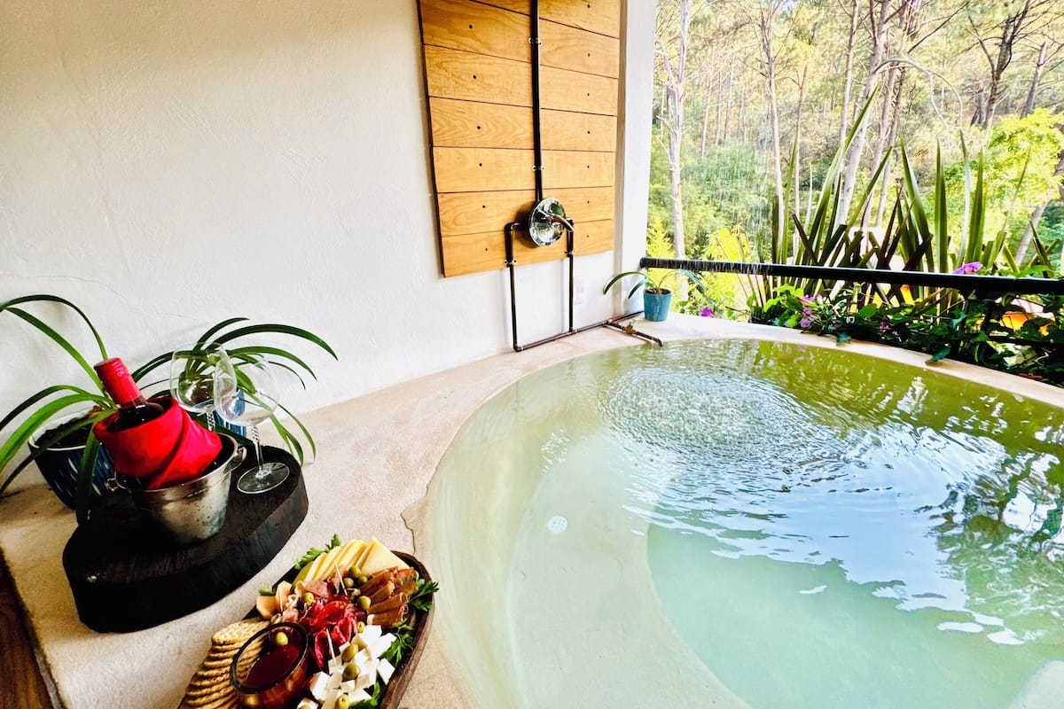 Suite, hot tub, uitzicht op tuin | Privéspabad