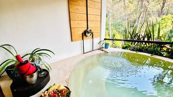 Suite, Hot Tub, Garden View | Private spa tub