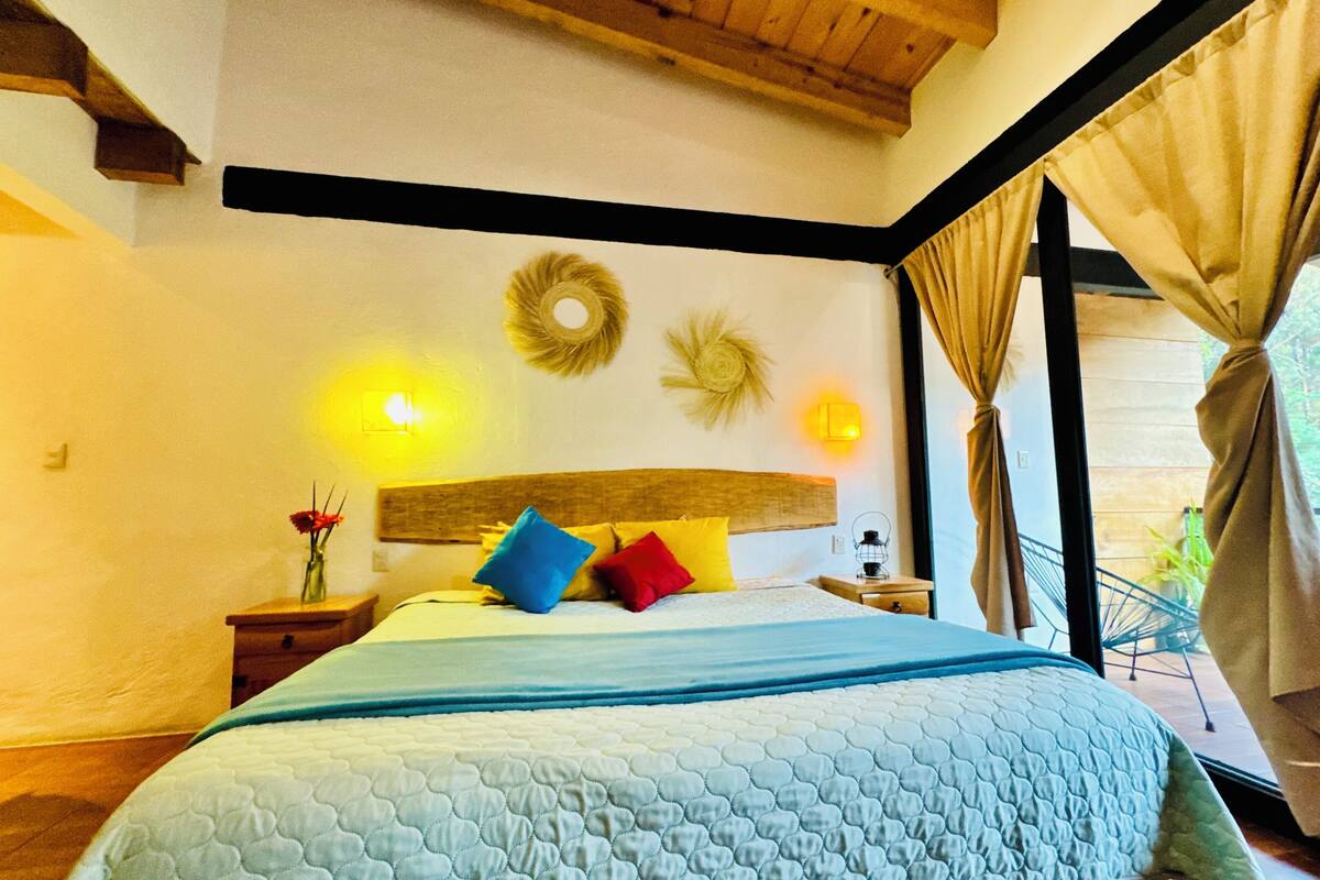 Camera Superior | Una scrivania, postazione laptop, lenzuola